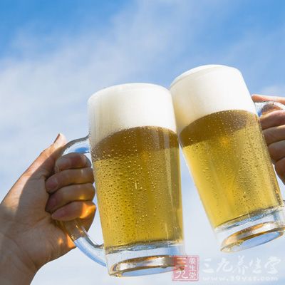 因為酒中所含的酒精不含其他營養素只供熱能