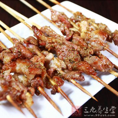 把麂子肉逐片串好