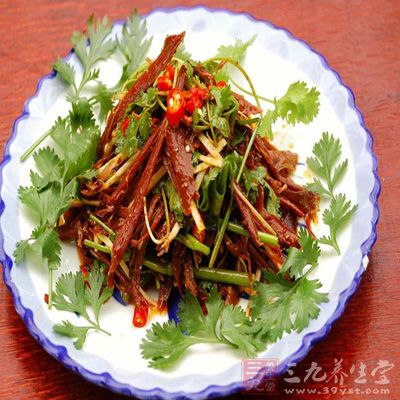 將淨麂肉片成薄片，切成4 厘米長、0.3 厘米寬的絲