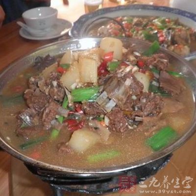 炒鍋上火，注入菜籽油，燒至七成熱