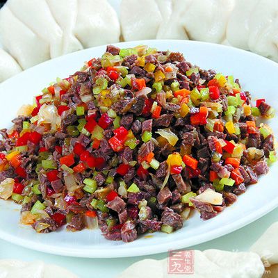 麂肉(選用麂子後腿肉)剔去筋，改刀為0.3厘米粗的長條