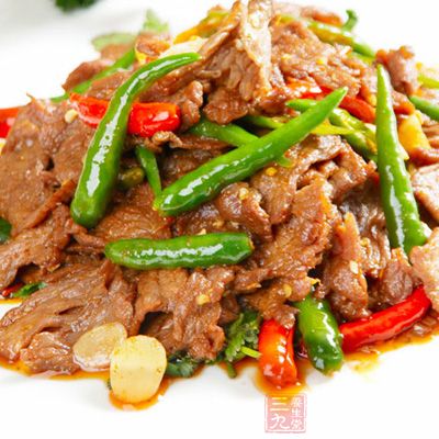 臘麂子肉200克、青辣椒3個