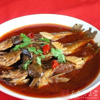 魚過油後，把多余的油倒出