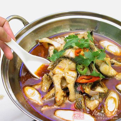 燒鍋下油，放入姜片、魚塊，用小火煎至兩面稍黃