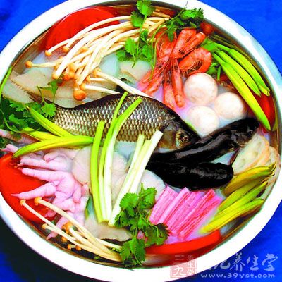放入魚塊及蔥、姜、蒜再燒沸