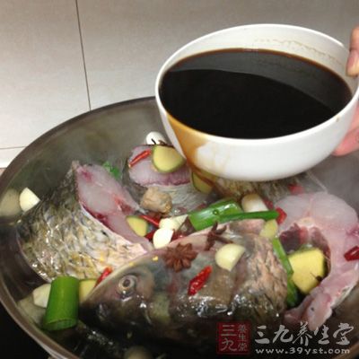 湯汁燒干，出鍋裝盤，撒上香菜