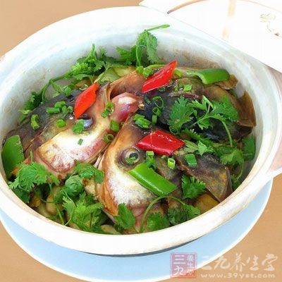魚切塊、五花肉半兩、啤酒一聽、蔥、姜、蒜
