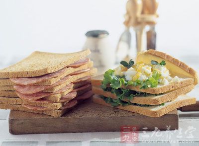 現狀一：20%中國人不吃早飯;現狀二：不吃早飯多因忙、累;現狀三：早飯結構不合理