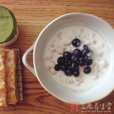 不吃早飯會使血液中的血小板較容易粘聚在一起，再加上身體經過一定的排洩失水很多，血液粘稠度會增大