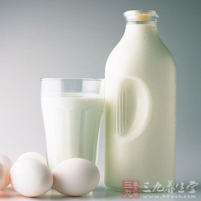 牛奶1袋(227克)，加花卷1個(50克)，蛋糕1塊(25克)、梨1個(50克)