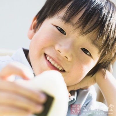 好的早飯一定要有一些谷類食物，如饅頭、包子、烤餅、面包、蛋糕、面條、餅干、粥等