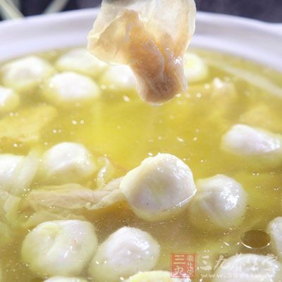 用鍋燒開一鍋水之後，放入胡蘿卜和青蘿卜塊煮透，接著加入魚丸煮熟