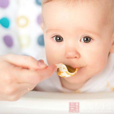 早飯要定時定量，給孩子規定起床時間，父母要及時給孩子准備早飯，還要保證早飯質量