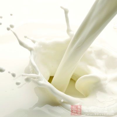 牛奶1袋(227克)，加面包兩片(50克)，生菜兩葉、雞胸脯肉20克、煎餅1個(50克)、橘子1個(50克)