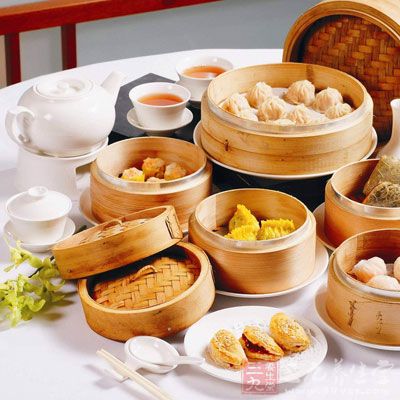 光吃稀食如稀飯、米湯、豆漿，能量不夠，光吃干食如饅頭、面包、蛋糕等，水分不足，消化不良。所以應干稀搭配