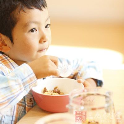 為孩子准備營養早飯，營養學家建議要為孩子提供足夠的熱量來活躍腦功能