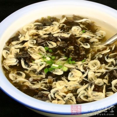 鮮蝦150克，馄饨皮50克，紫萊5克，蝦皮10克，木耳10朵，蔥、姜汁、食鹽、味精，香油，醬油少許