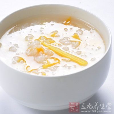 煮鍋中放入玉米碴和水，用大火煮開後，改微火煮