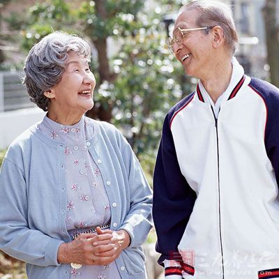 在早晨，老年人不宜進食油膩、煎炸、干硬以及刺激性大的食物
