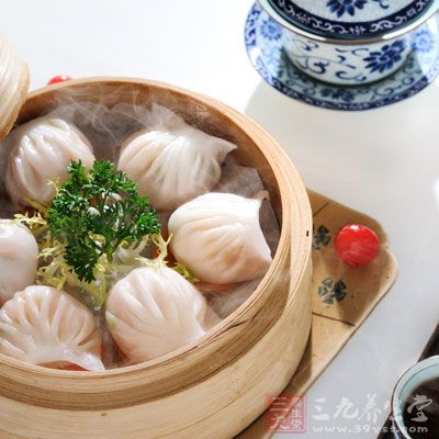 鮮肉小籠：面粉、肉末、冬筍、香菇做成的小籠包