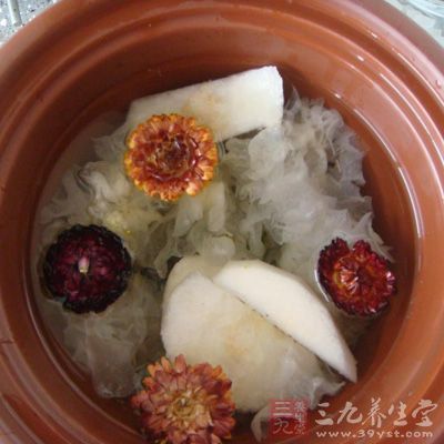 銀耳煮得綿軟濃稠後倒入紅棗、枸杞、梨及冰糖再煮15分鐘即可熄火，冷熱食用皆可