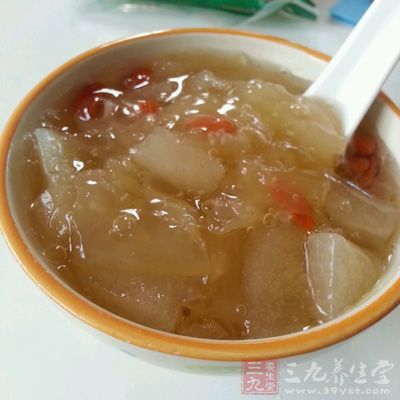 長期服用銀耳蓮子雪梨湯可以潤膚，並有祛除臉部黃褐斑、雀斑的功效