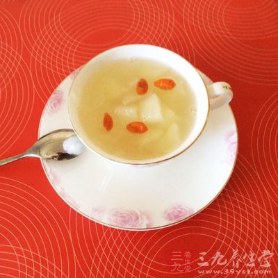 雪梨炖雪耳，清心安神洩火只湯羹