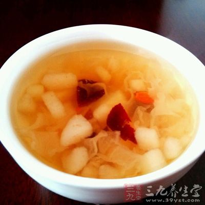 將蘋果、雪梨、銀耳等同煮湯，可以起到潤肺止咳、保健養顏的功效