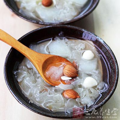 百合雪梨銀耳湯的功效為滋陰潤肺，常喝此湯非常有利於肺部健康