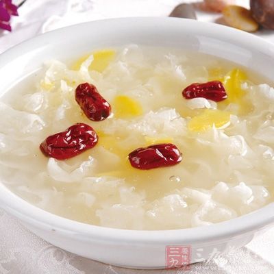 好喝而簡單的雪梨銀耳紅棗湯