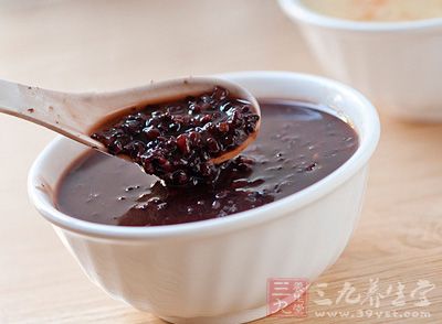 黑米粥能益肝補脾，養胃滋腎