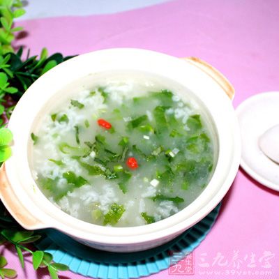菠菜粥清淡易消化，具有疏肝養血、潤腸明目的作用