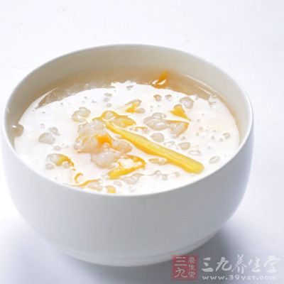 中老年人在春季食用些菊花粥，不僅可治風熱頭痛，眩暈耳鳴，而且久服還能使人肢體輕松