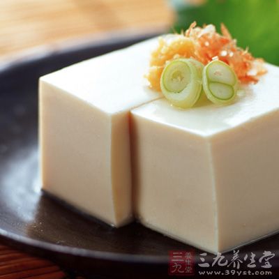 除了魚蝦之外，豆腐中也含有非常高的蛋白質