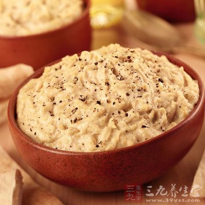 在料理機中將煮熟的豆子打成豆泥，同時以鹽和黑胡椒調味