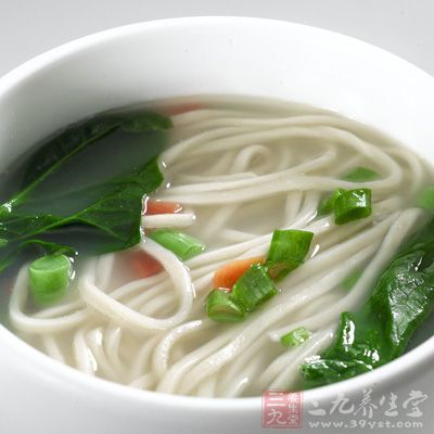 湯面:土豆100克 扁豆100克 胡蘿卜50克 壓面條400克 色拉油3克 湯面:土豆100克 扁豆100克 胡蘿卜50克 壓面條400克 色拉油3克