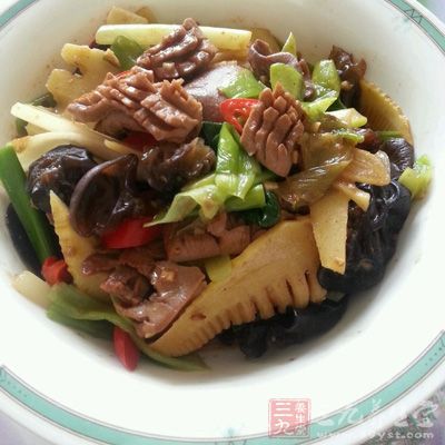 絲瓜黑木耳炒腰花(滋陰補腎,養血柔肝) 絲瓜黑木耳炒腰花(滋陰補腎,養血柔肝)