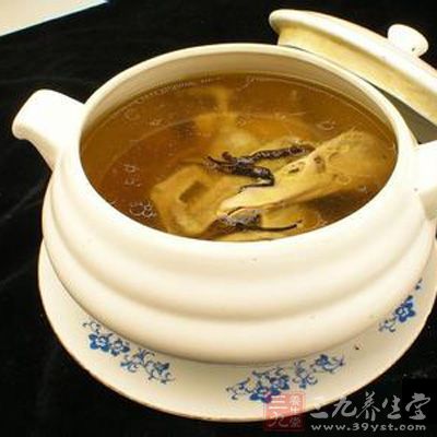 白鴿宰好,洗淨,切大塊,瀝干,用腌料塗勻稍腌 白鴿宰好,洗淨,切大塊,瀝干,用腌料塗勻稍腌