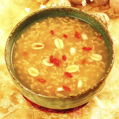枸杞30克,大米60克。先將大米煮成半熟,然後加入枸杞子,煮熟即可食用 枸杞30克,大米60克。先將大米煮成半熟,然後加入枸杞子,煮熟即可食用