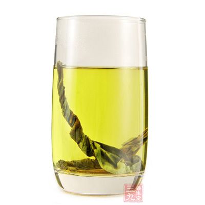 苦丁茶含有苦丁皂甙、氨基酸、維生素C、多酚類、黃酮類、咖啡鹼、蛋白質等200多種成分 苦丁茶含有苦丁皂甙、氨基酸、維生素C、多酚類、黃酮類、咖啡鹼、蛋白質等200多種成分