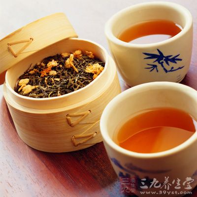 菊花適量、枸杞子20克、烏龍茶5克,開水沖泡,加蓋稍泡片刻後即可飲用 菊花適量、枸杞子20克、烏龍茶5克,開水沖泡,加蓋稍泡片刻後即可飲用