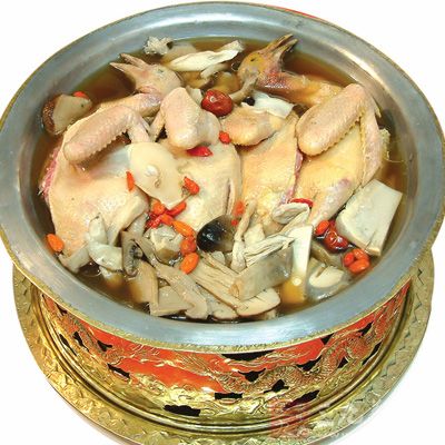 枸杞子60克,白鴿1只,料酒10毫升 枸杞子60克,白鴿1只,料酒10毫升