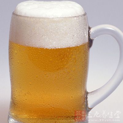 飲用一定量的啤酒,病人會比較普遍地感到上腹脹滿,燒灼感加重,嗳氣頻繁,食欲減退;萎縮性胃炎患者飲後症狀尤為明顯 飲用一定量的啤酒,病人會比較普遍地感到上腹脹滿,燒灼感加重,嗳氣頻繁,食欲減退;萎縮性胃炎患者飲後症狀尤為明顯