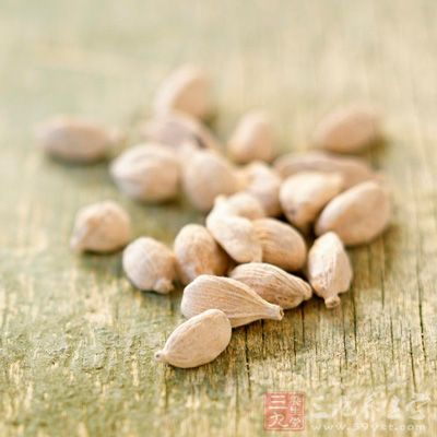 白豆蔻15克,面粉1000克,酵母50克。將白豆蔻研為細末,待面粉發酵後,一起加入制成饅頭 白豆蔻15克,面粉1000克,酵母50克。將白豆蔻研為細末,待面粉發酵後,一起加入制成饅頭