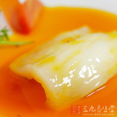 花膠用水泡半天,切成紉絲,加入1500毫升水,旺火燒開後,改小火熬煮約50分鐘,再加鮮魚腥草滾10分鐘即可,調味後食花膠飲燙 花膠用水泡半天,切成紉絲,加入1500毫升水,旺火燒開後,改小火熬煮約50分鐘,再加鮮魚腥草滾10分鐘即可,調味後食花膠飲燙