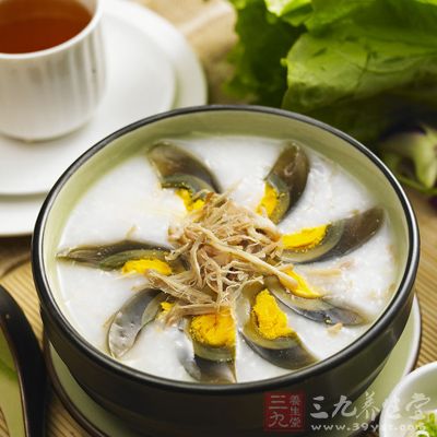通脊肉一塊，化凍後用水煮熟