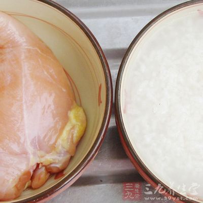 鵝胸肉切絲,用少量的料酒、白胡椒粉、糖、鹽拌勻入味 鵝胸肉切絲,用少量的料酒、白胡椒粉、糖、鹽拌勻入味