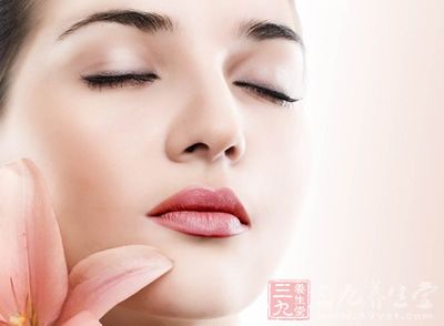 年輕時皮膚細膩光滑，緊實又有彈性