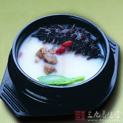 海參150克，黨參、枸杞子各12克。一起煮約60分鐘左右後，加入味精、油、鹽等調味品，即可吃參喝湯