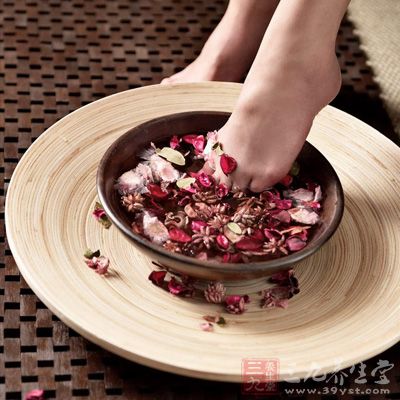 用熱水泡腳不僅可以起到補腎養腎的作用